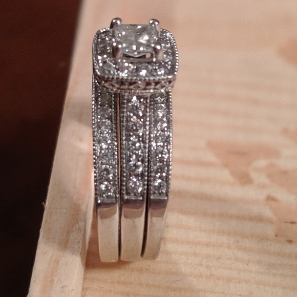 10k white gold engagement ring and 2 wedding bands - Picture 5 of 6